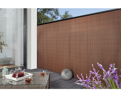 Terras met privacyscherm, tafel en drankjes voor een ontspannen sfeer