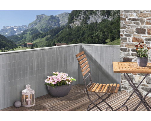 Balkonscène met privacymat, tafel, stoel en planten