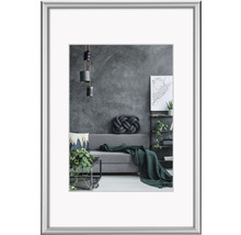 Ingelijste foto met modern woonkamerinterieur, inclusief bank, kussens en decoratie