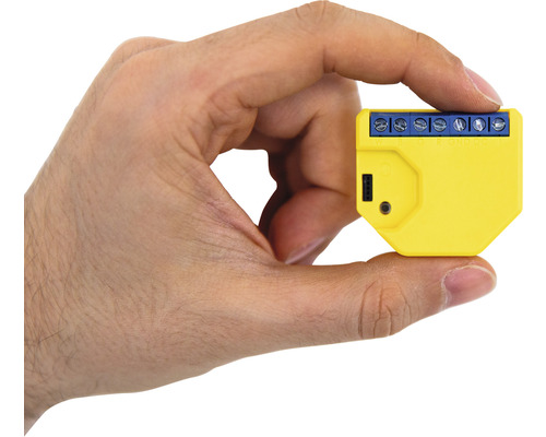 Gele smarthome schakelaar in een hand