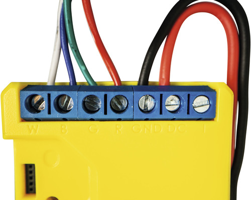 Detailopname van een gele elektronische besturing met gekleurde kabelaansluitingen.