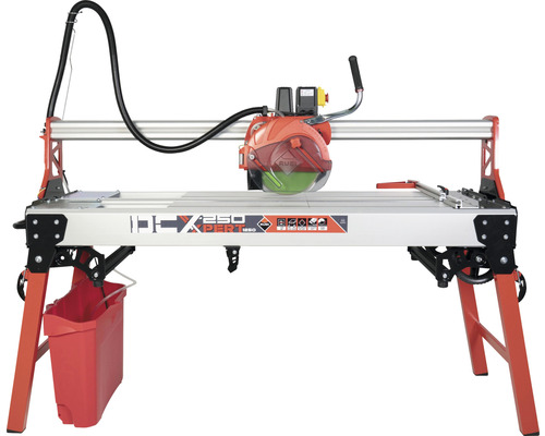 Tegelsnijder met zaagblad op een tafel