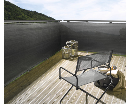 Balkon met privacyscherm, stoel, windlichten en houten vloer