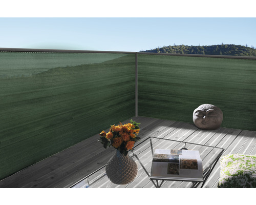 Balkon met privacyscherm, tafel, bloemen en decoratie