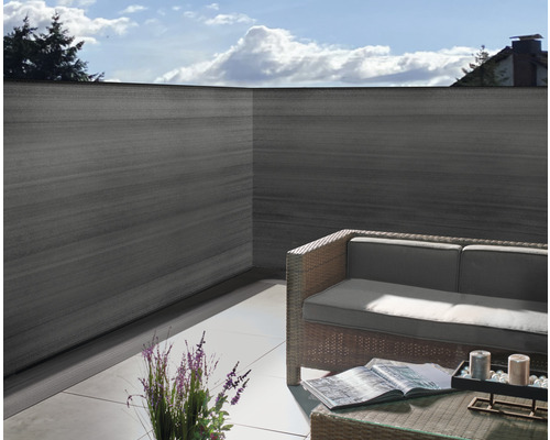 Terras met privacyscherm, zithoek en decoratie