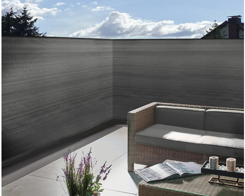 Terras met privacy scherm, zithoek en tafel voor buiten