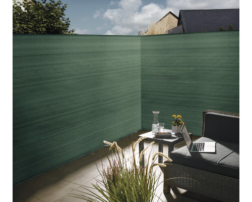 Privacy scherm op een terras met tuinmeubilair en decoratie