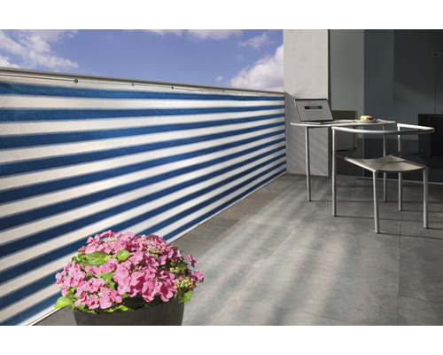 Terras met balkonbekleding, tafel, stoel en potplant
