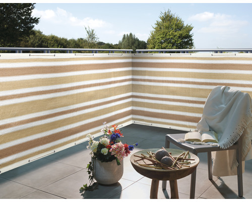 Scene van een balkon met een scherm, stoel en decoratie