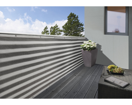 Balkon met privacyscherm, plantenbak en decoratie