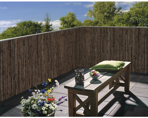 Houten privacymat op een balkon met een bank en een plant