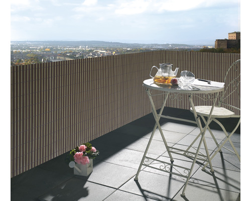 Balkonscène met privacyscherm, tafel en uitzicht