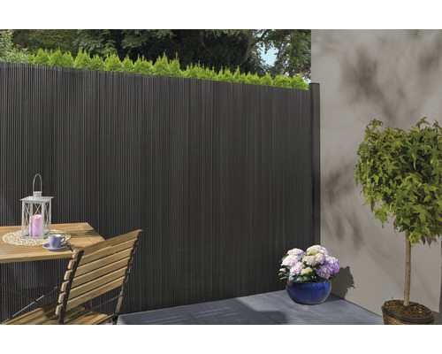 Terrasscène met privacyscherm, tafel, stoel en planten