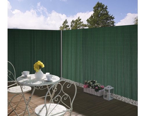 Scene met privacyscherm, tafel en stoelen op een terras