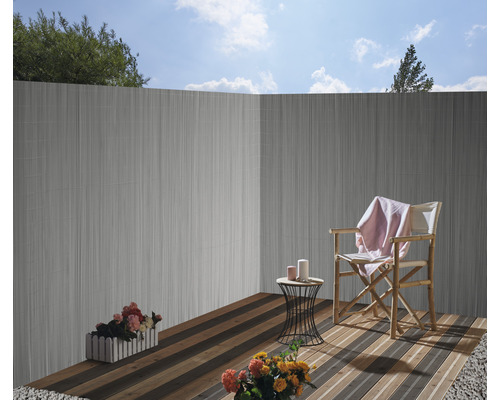 Terrasscène met privacyschermen, houten terras, stoel en decoratie