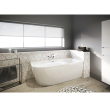 Lichte badkamer met bad, raam en handdoekenrek