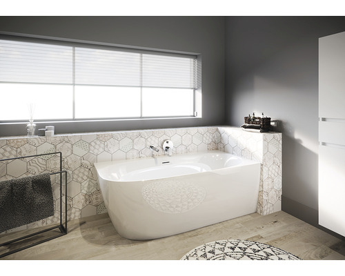 Lichte badkamer met bad, raam en handdoekenrek