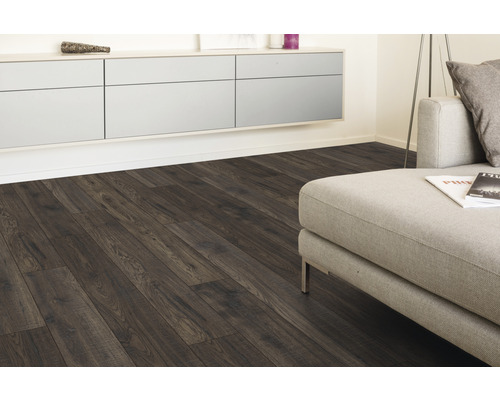 Woonkamer met donkere laminaatvloer en moderne meubels