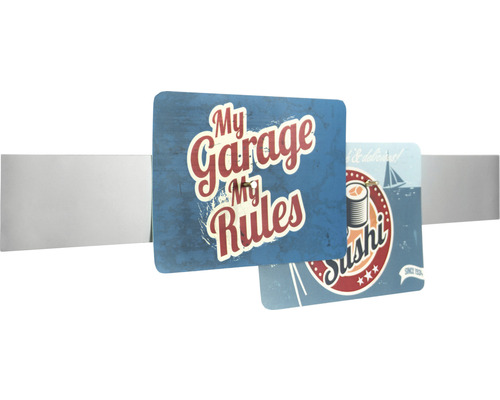 Twee metalen borden met verschillende motieven