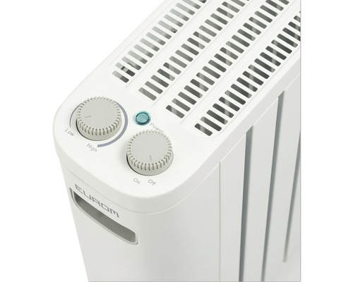 Detailopname van een radiator met temperatuurregelaar en aan-uitschakelaar.