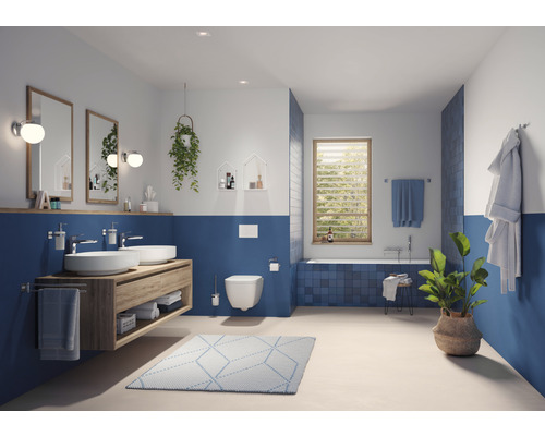 Moderne badkamer met wastafel, spiegels, toilet en bad in blauw en wit