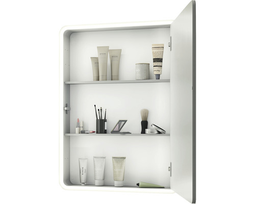 Geopende spiegelkast met cosmetische producten op de planken.