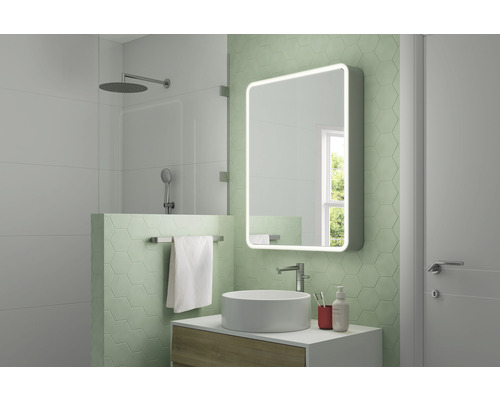 Moderne badkamer met douche, wastafel en verlichte spiegel