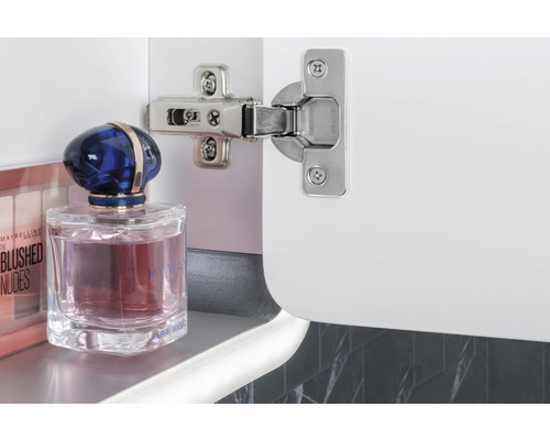 Scharnier op een witte deur