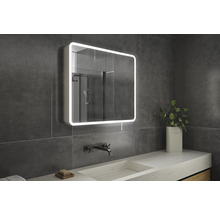 Badkamer met verlichte spiegelkast, wastafel en kraan.
