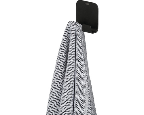 Zwarte handdoekhaak met handdoek en Tiger logo