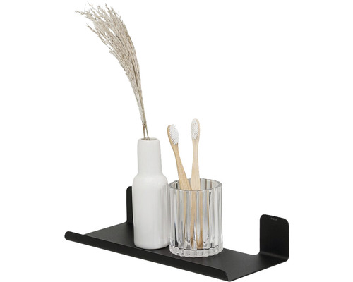 Zwarte wandplank met tandenborstelbeker, tandenborstels en decoratie