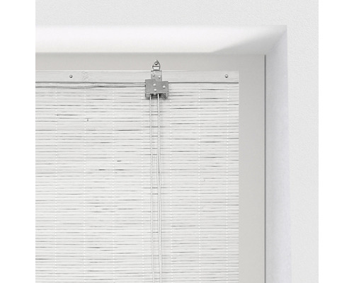 Witte bamboe jaloezie aan het raam