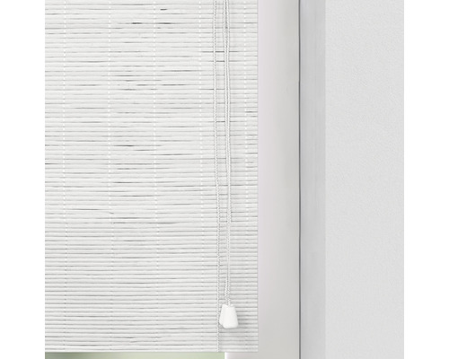 Witte bamboe jaloezie met trekkoord op het raam