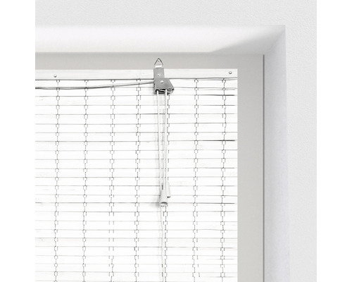 Detailopname van een houten rolgordijn met bedieningsmechanisme