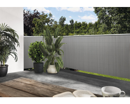 Terras met privacy schutting, planten en tuintafel
