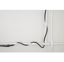 Installatie met elektriciteitskabel en waterleiding tegen een witte achtergrond