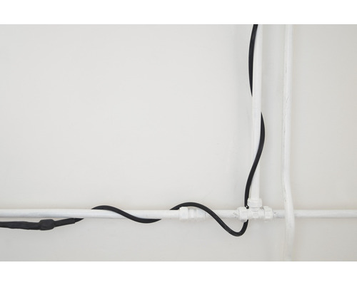 Installatie van elektriciteitskabel en waterleiding op een muur