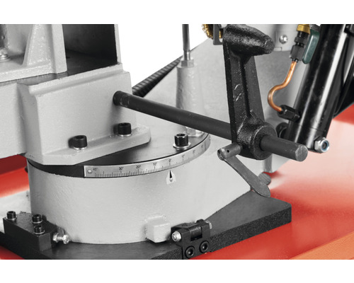 Detail van een metaalzaag met hoekschaal voor precieze zaagsneden