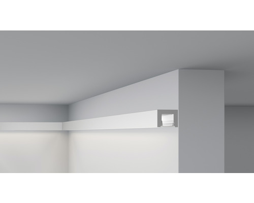 Hoek van de kamer met indirecte verlichting door ledstrip