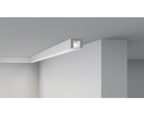 Kamer met plafondprofiel en indirecte verlichting