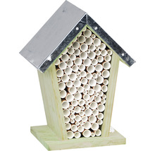 Houten insectenhotel met metalen dak en buizen