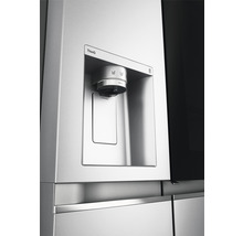 Detailopname van een koelkast met waterdispenser en ThinQ logo.