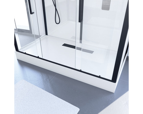 Detailopname van een douchecabine met zwart frame en witte douchebak