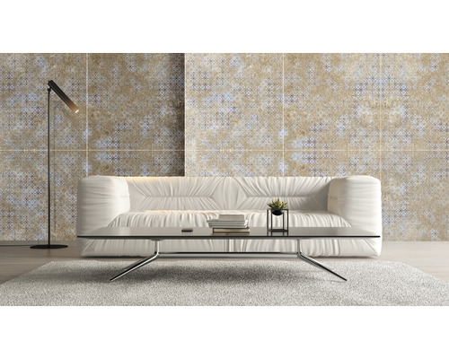 Woonkamer met betegelde muur, bank, salontafel en staande lamp