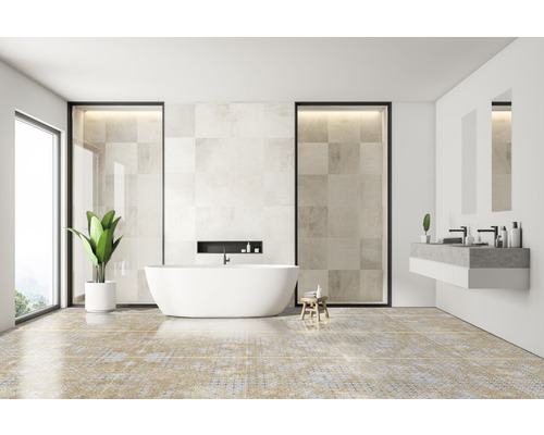 Lichte badkamer met bad, wastafel en tegels