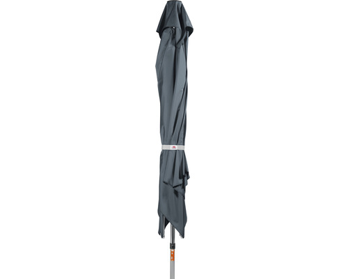 Gesloten grijze parasol met zilverkleurig frame