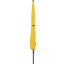 Gesloten gele parasol met zwart handvat