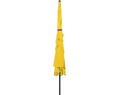 Gesloten gele parasol met zwart frame