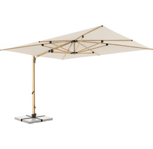 Rechthoekige zweefparasol met lichte stoffen bekleding en houten frame op een granieten voet