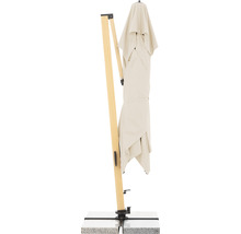 Gesloten zweefparasol met houten frame op stenen platen